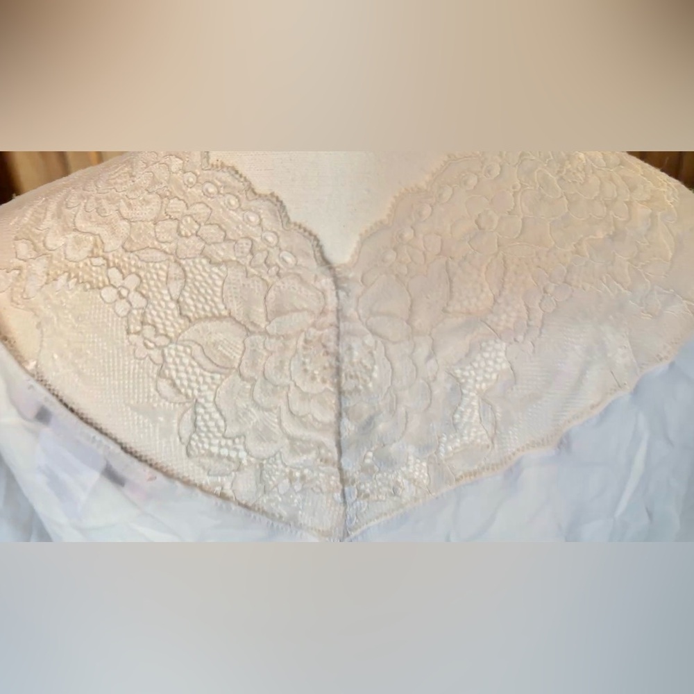Elegant White Lace Robe - Picture 9 of 13